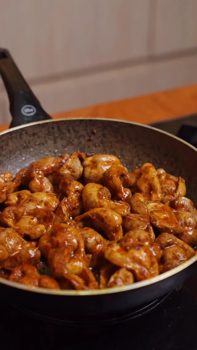 mollejitas-de-pollo-anticucheras-al-carbon-(en-sarten)-grilled-chicken-gizzard-skewers-(in-pan)
