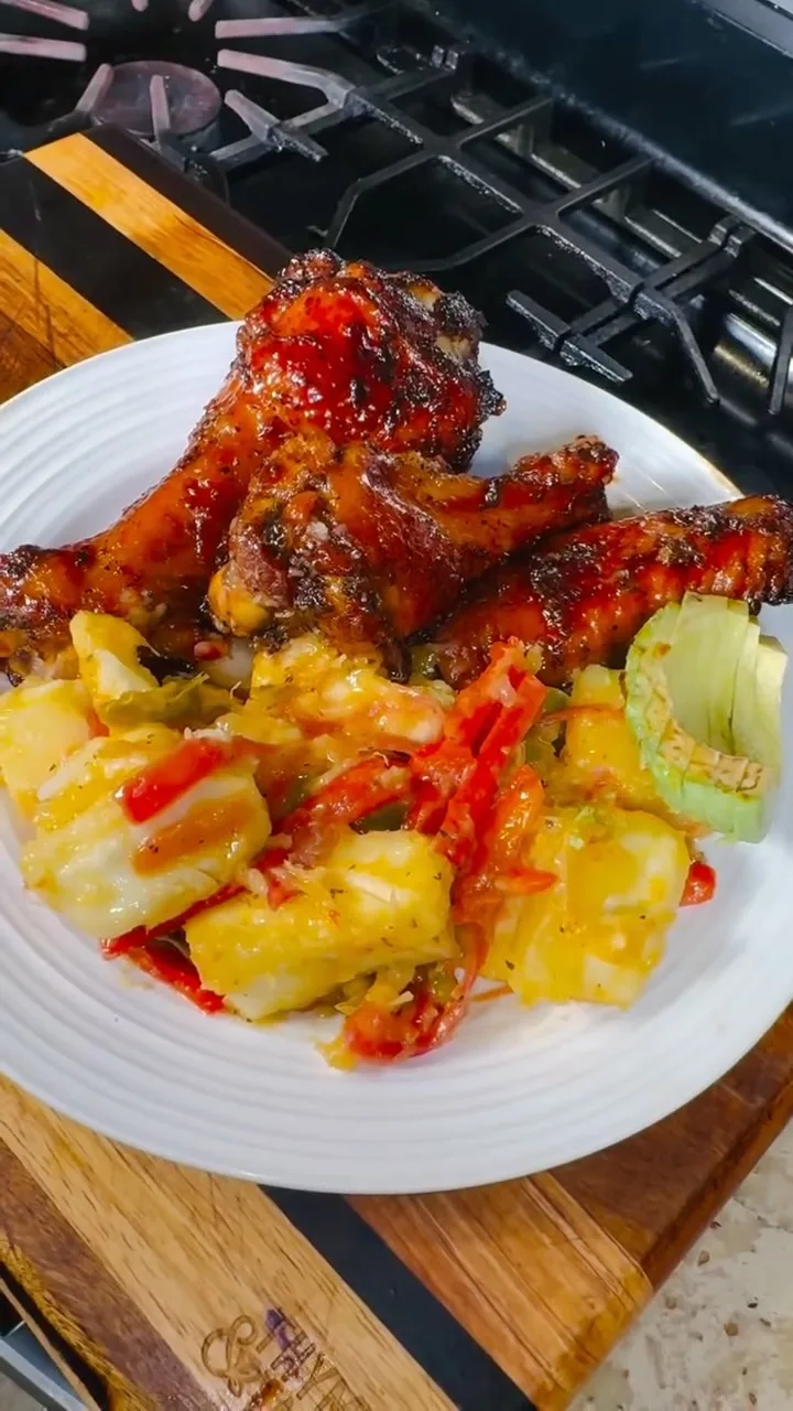 alitas-de-pavo-con-yuca-al-mojo