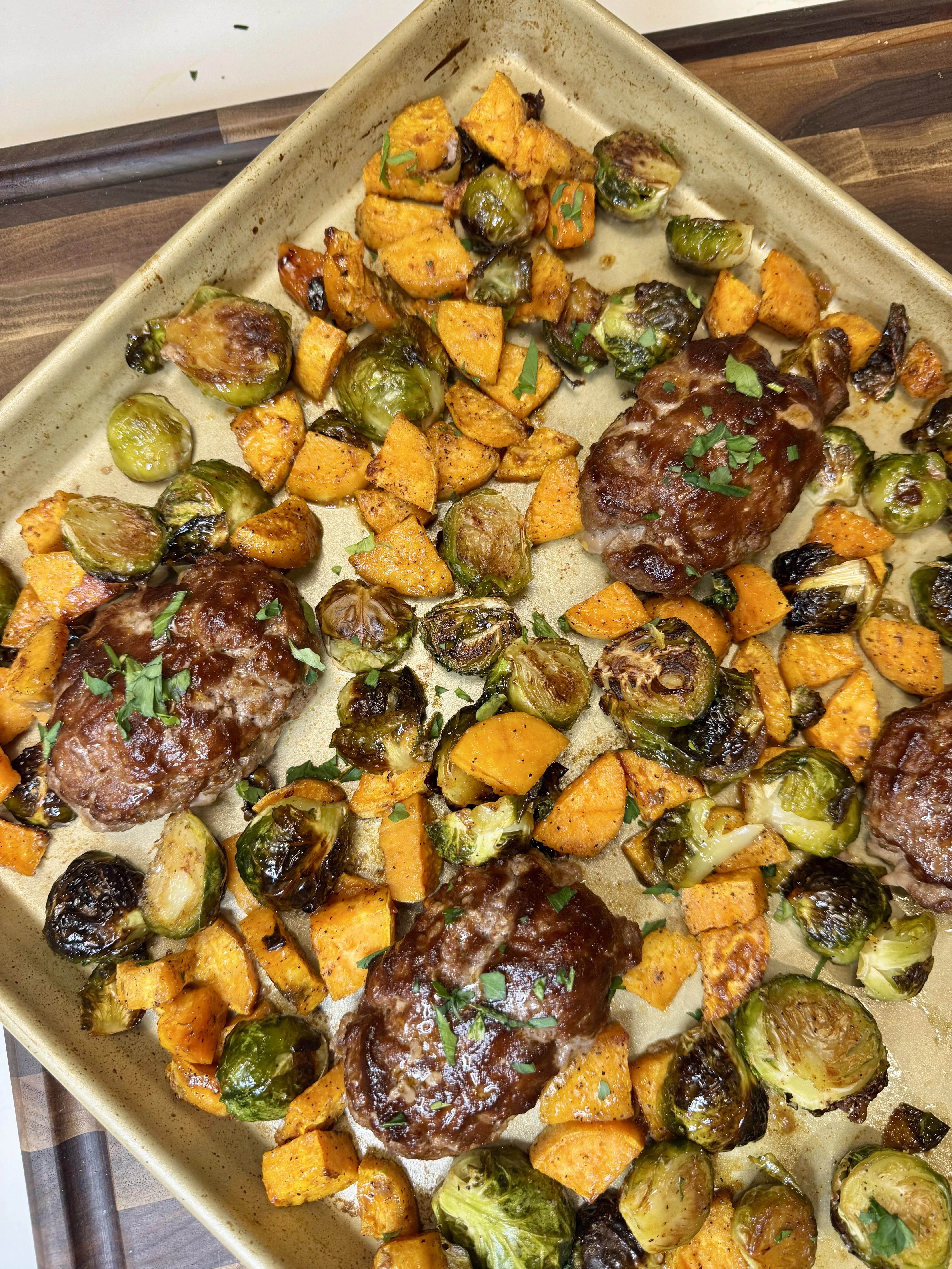 mini-bbq-meatloaves-and-veggies