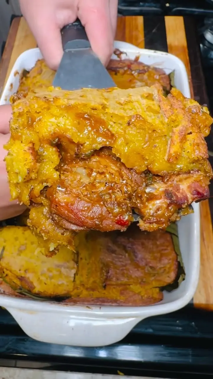 pastel-en-hoja-de-chicharron-guisado