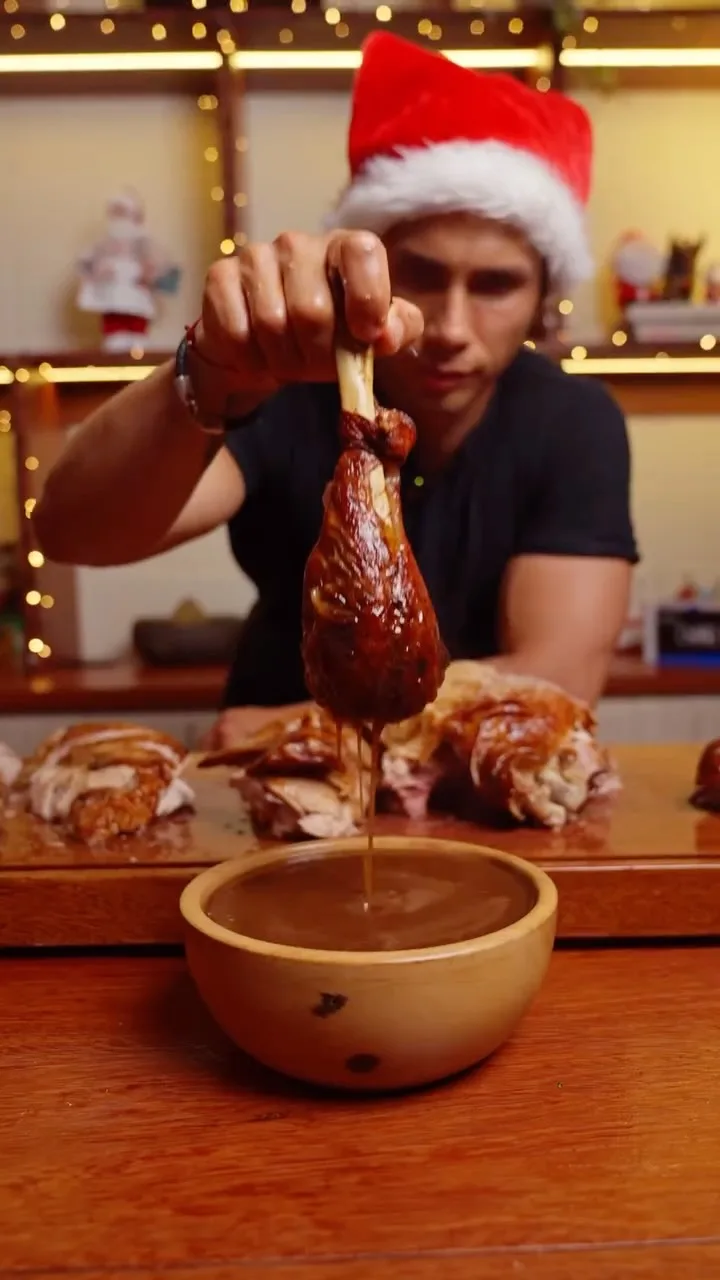 pavo-navideno-jugoso-con-salsa-achorada-juicy-christmas-turkey-with-achorada-sauce
