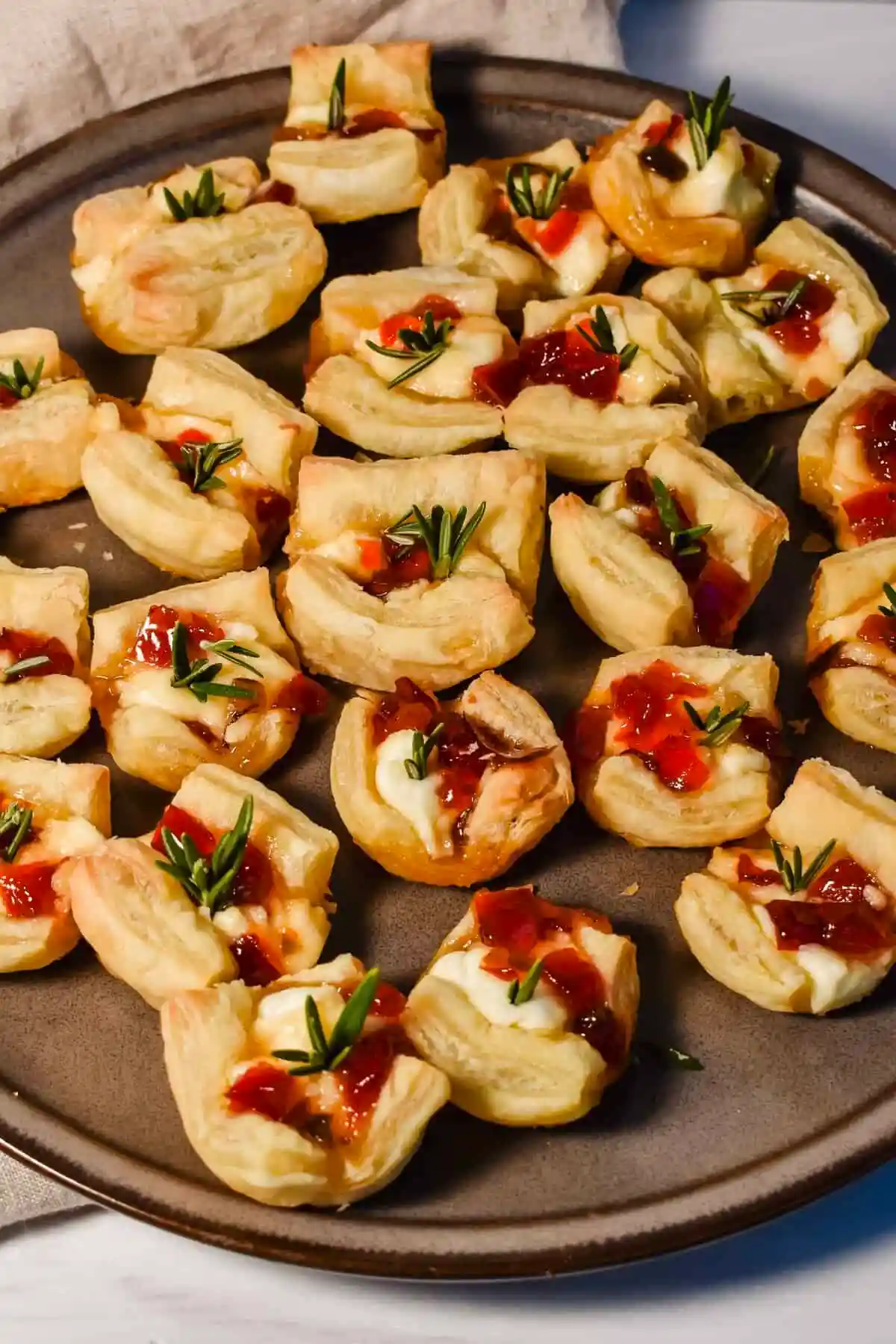 cream-cheese-pepper-jelly-bites-(easy-4-ingredient-holiday-appetizer!)