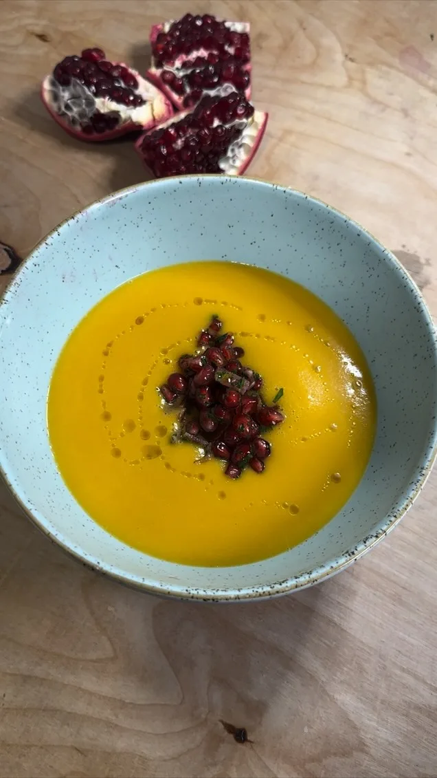 butternut-squash-soup-with-pomegranate-and-bacon-topping