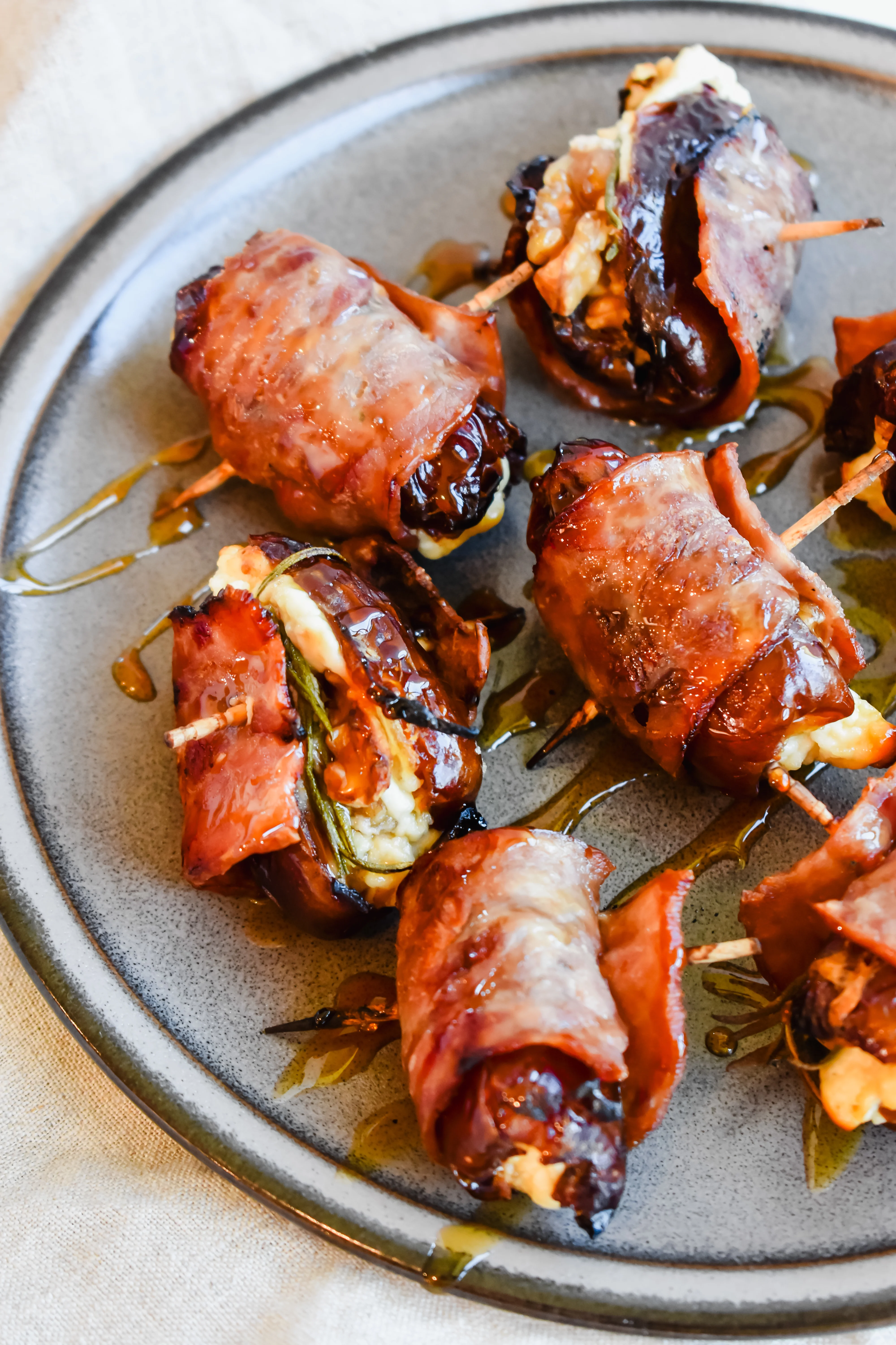 easy-turkey-bacon-wrapped-dates-(6-ingredient-appetizer)