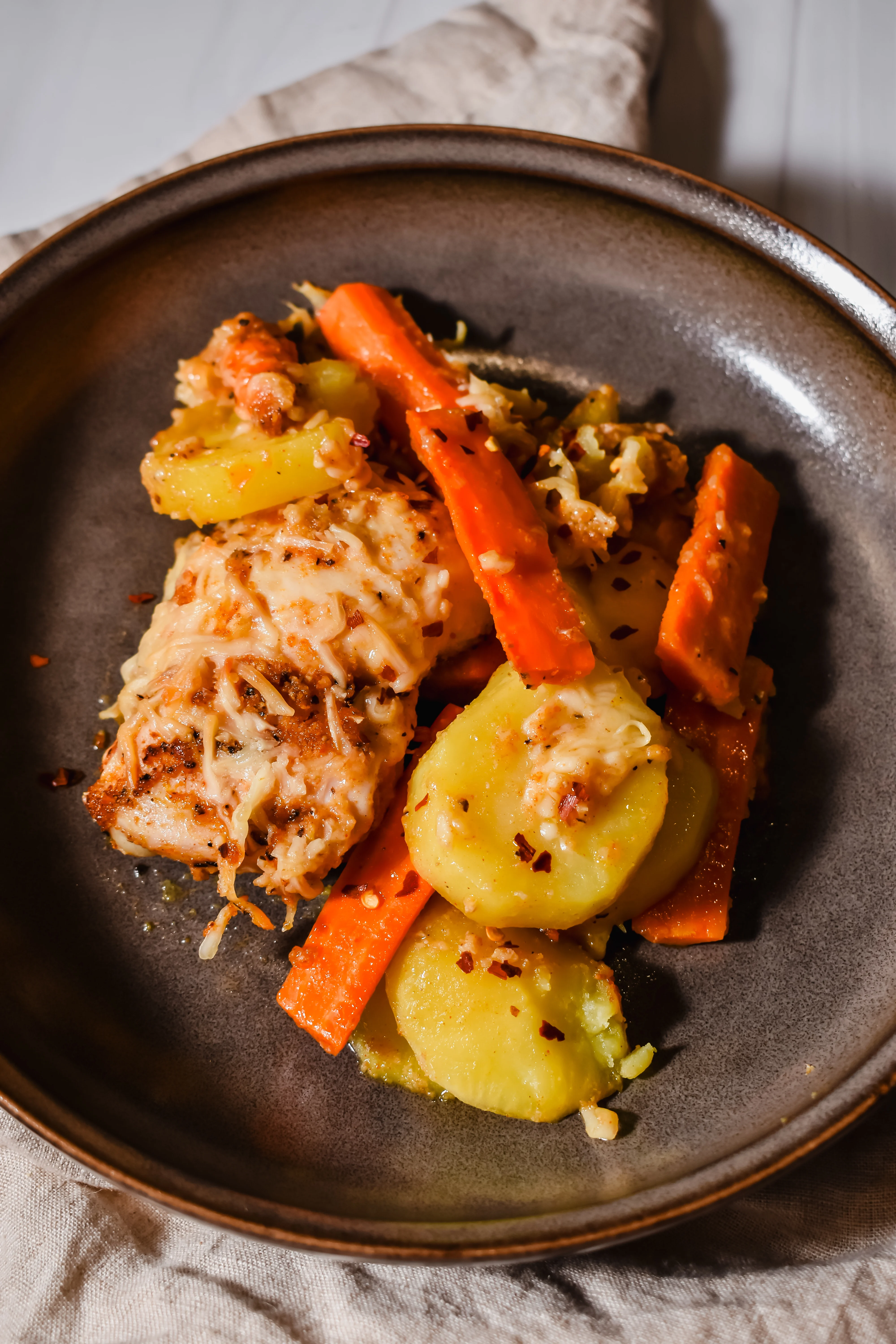 easy-and-healthy-garlic-parmesan-chicken-and-potatoes-(one-pan)