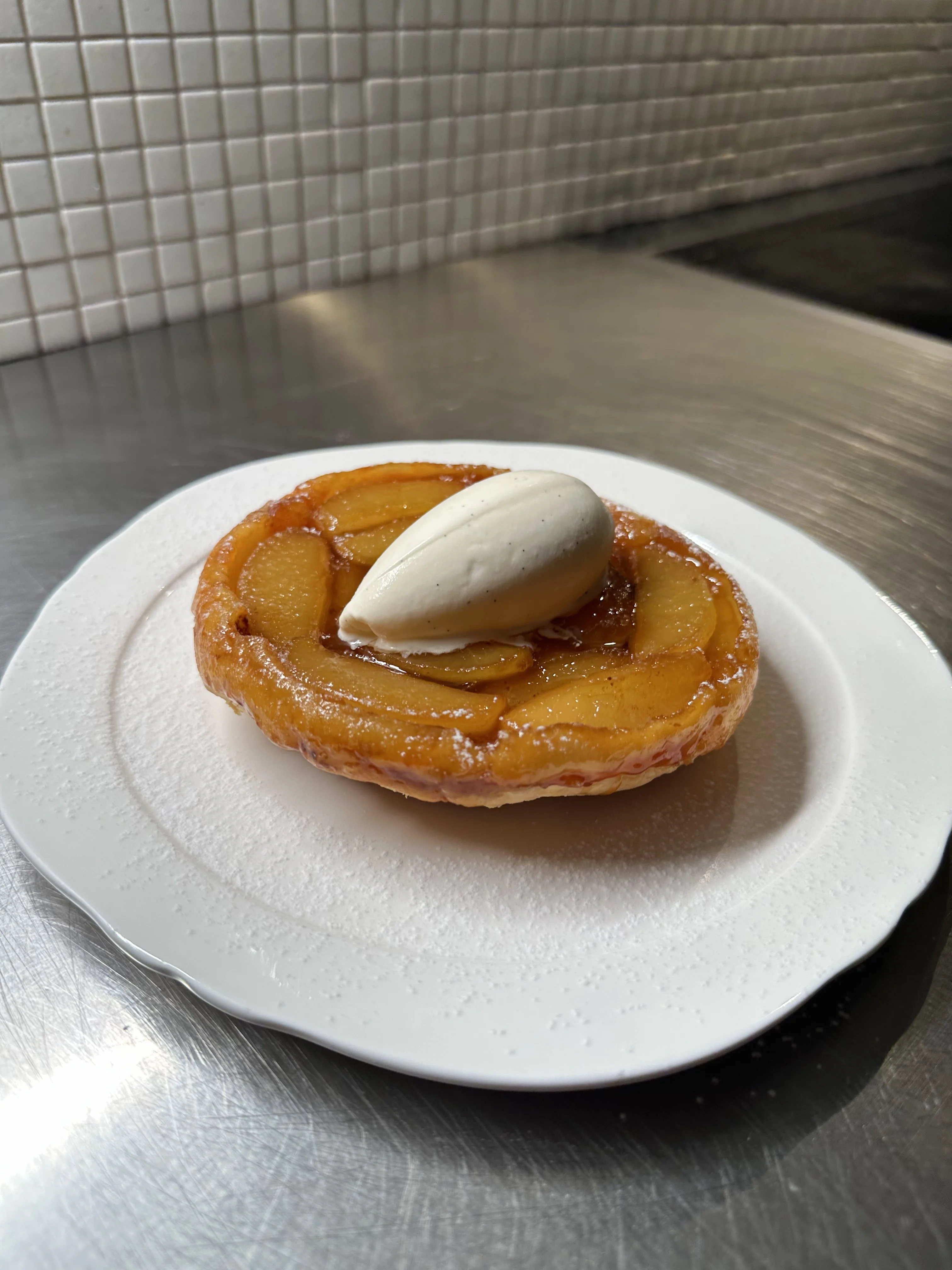 classic-apple-tarte-tatin-with-vanilla-tonka-ice-cream