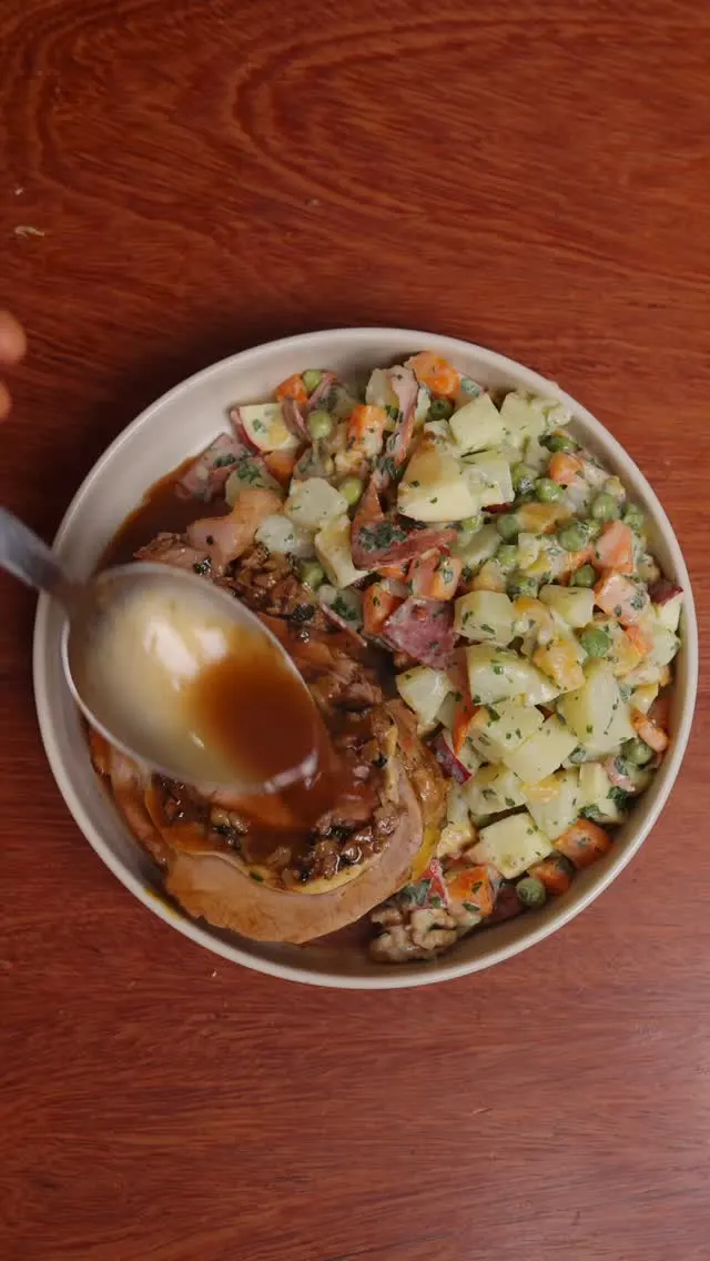 enrollado-de-bondiola-con-ensalada-festiva-rolled-pork-shoulder-with-festive-salad