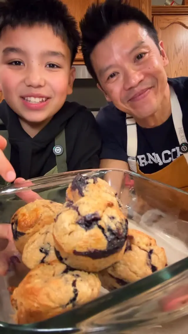 4-ingredient-blueberry-muffins