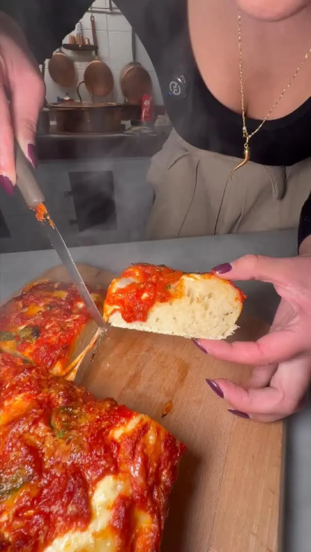 pizza-on-a-high-soft-tray-(pizza-in-teglia-alta-e-morbida)