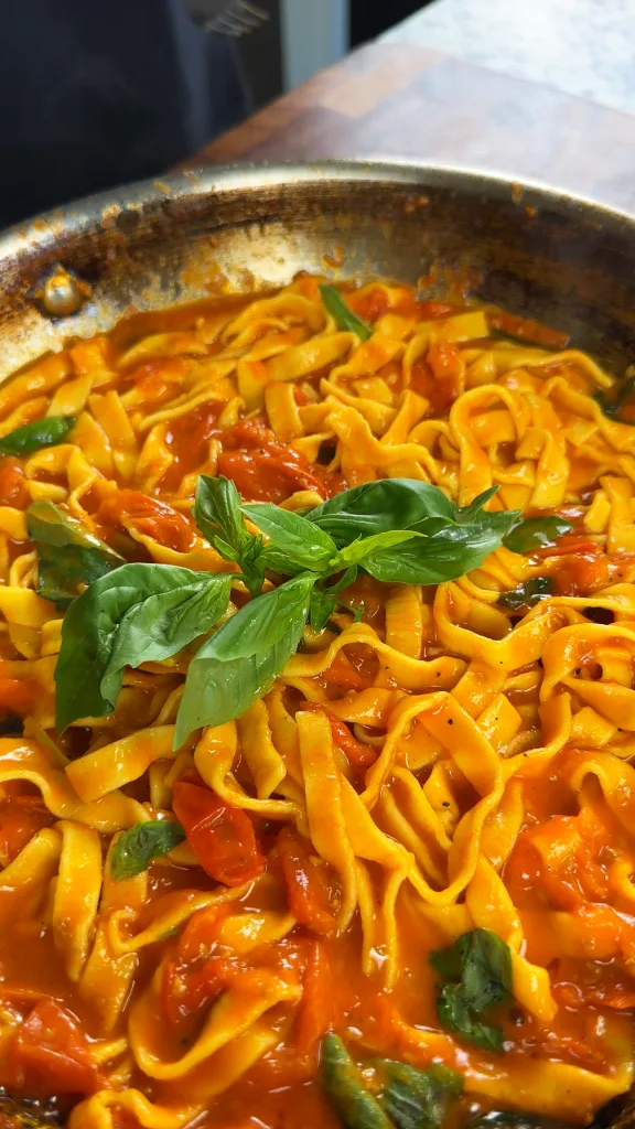 simple-tomato-sauce-pasta-(pomodoro)
