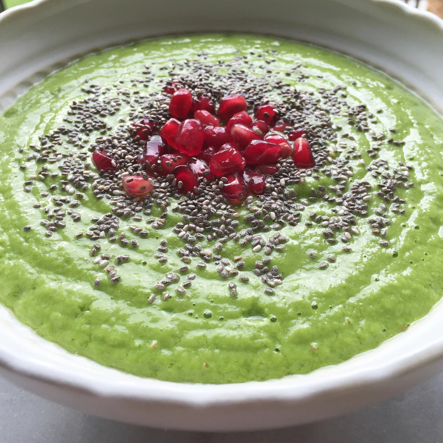 the-amazing-diy-green-smoothie-bowl-(vegan)