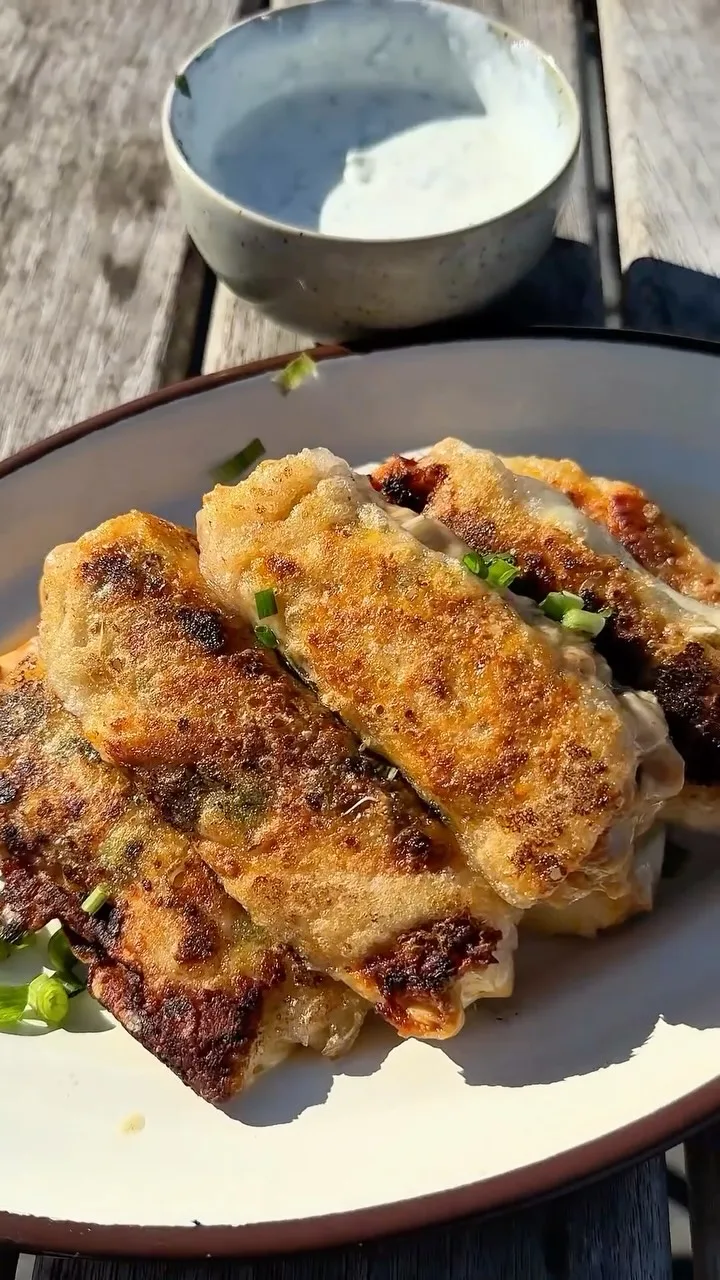 cheesy-soy-sriracha-chicken-rice-paper-rolls
