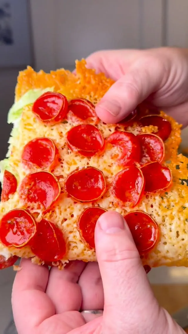 low-carb-pizza-sandwich