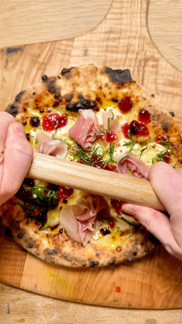 festive-brie-cranberry-jam-and-prosciutto-pizza