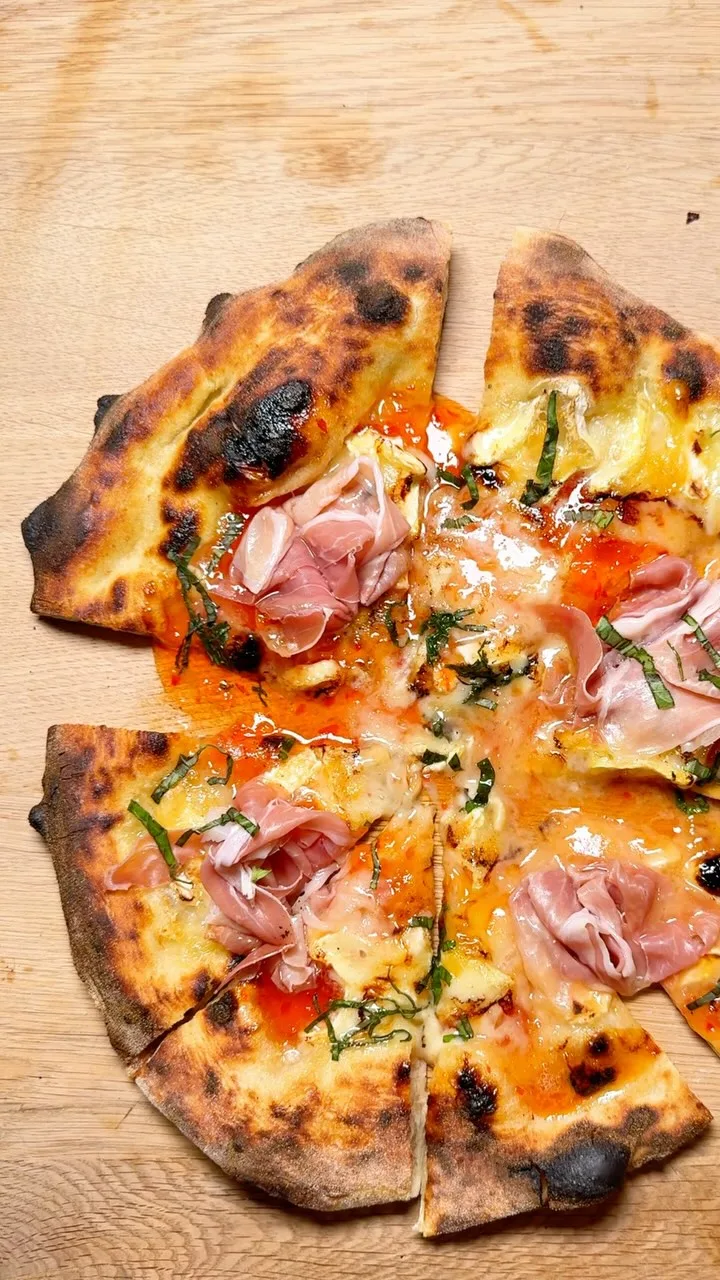 brie-pepper-jelly-and-prosciutto-pizza