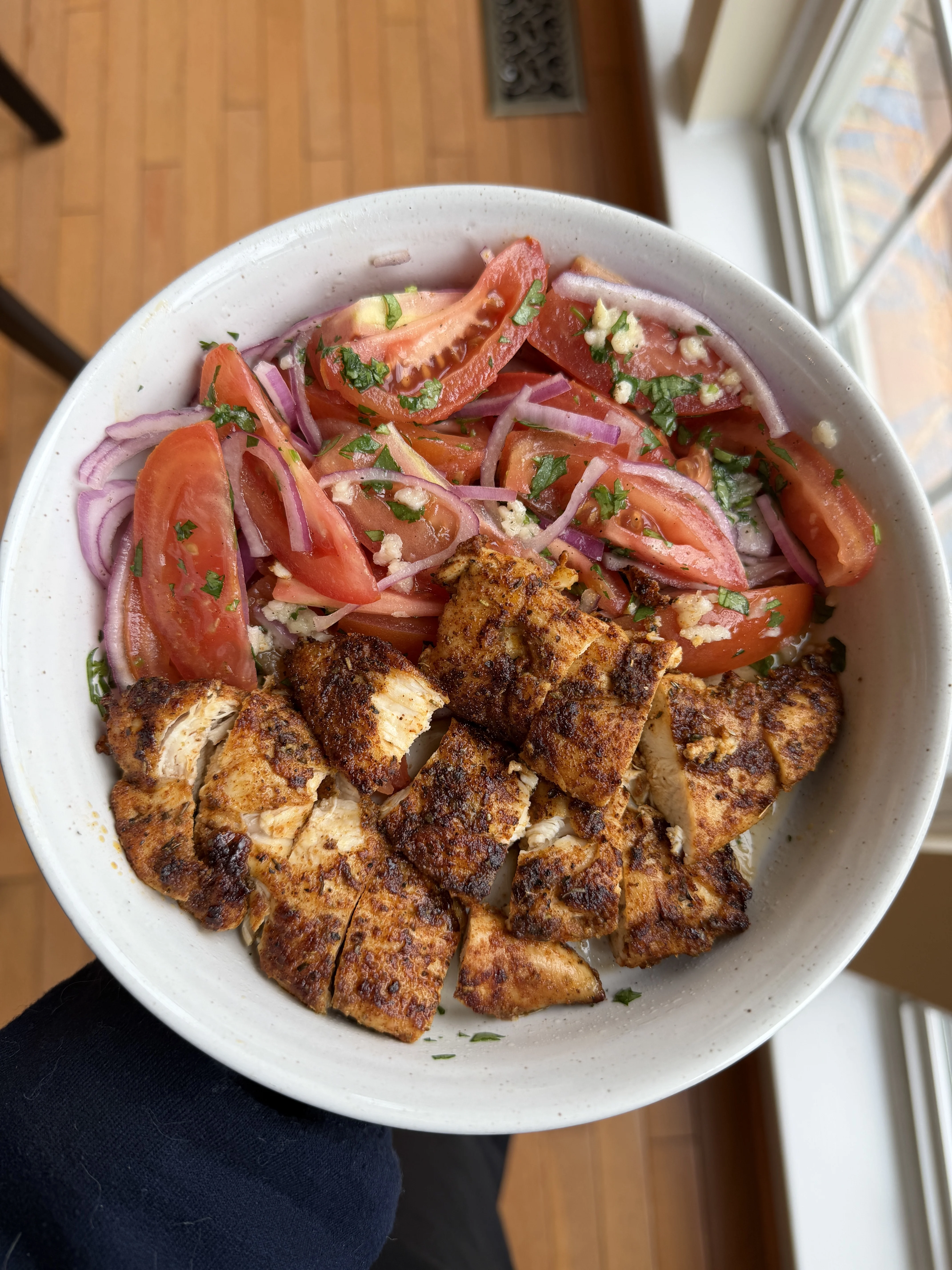 tomato-wedges-salad-with-seared-chicken