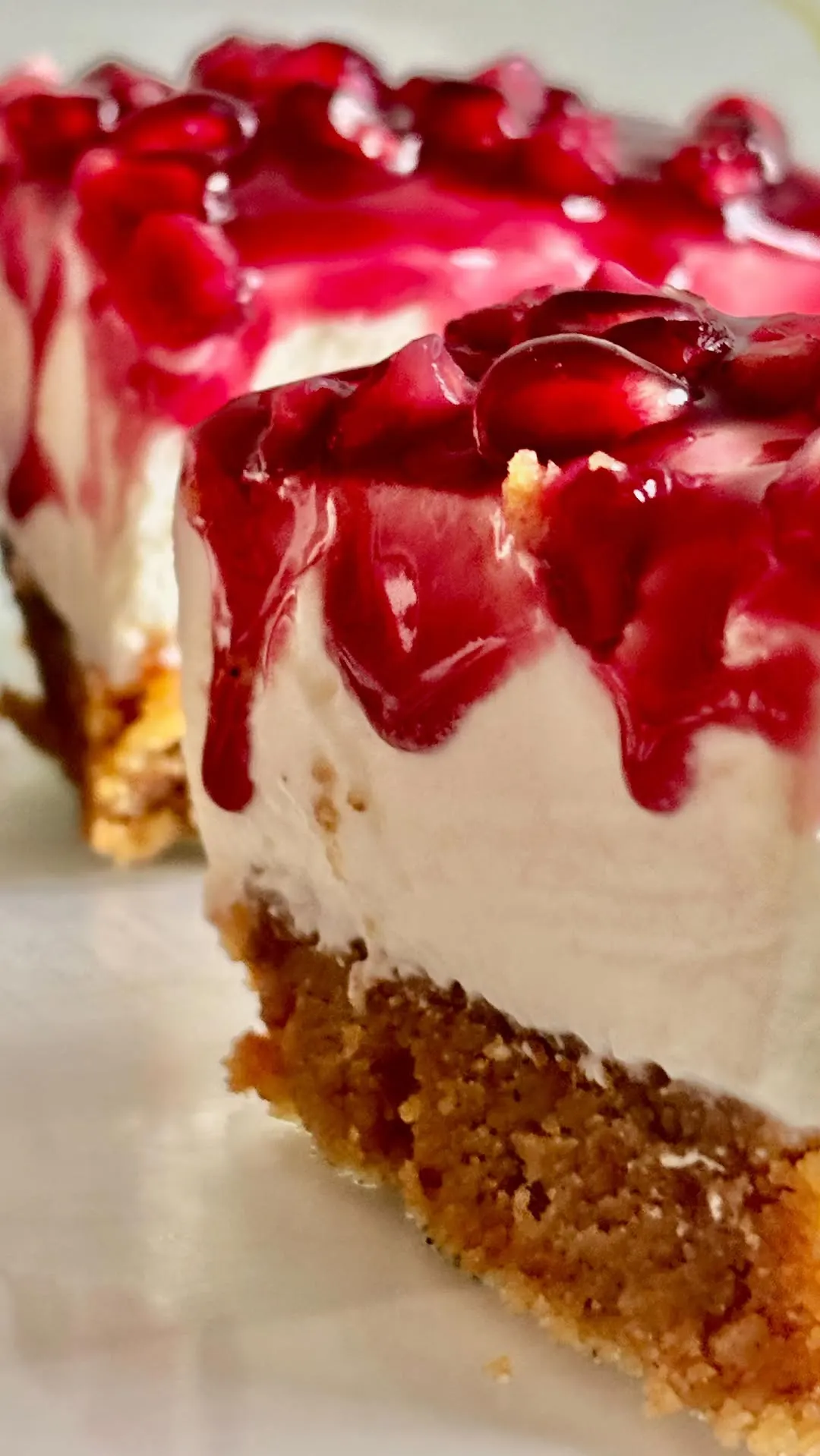 greek-yogurt-cheesecake-with-melomakarona-base-and-pomegranate-sauce