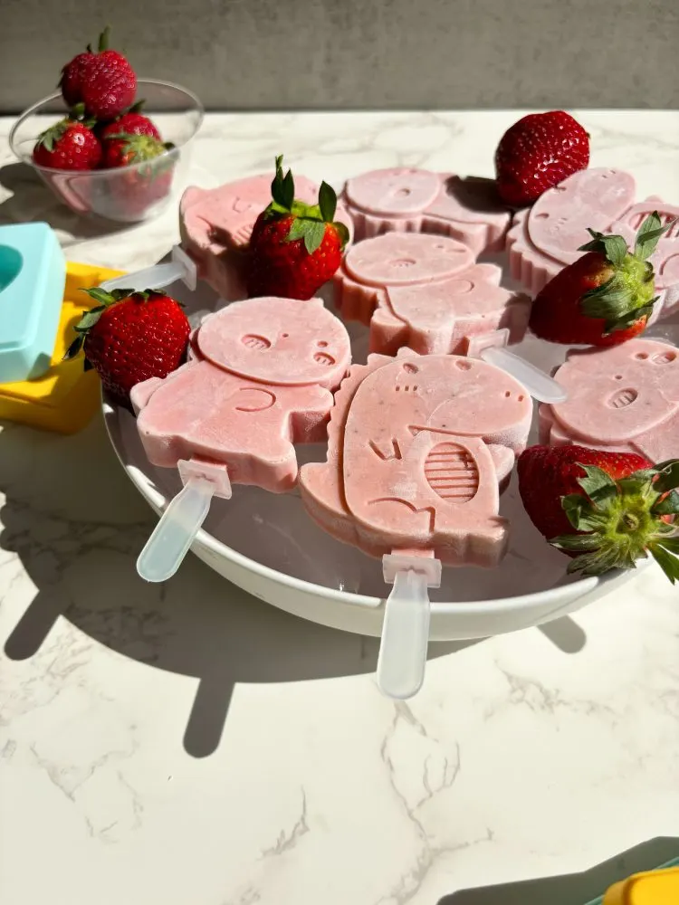 strawberry-banana-yogurt-popsicles