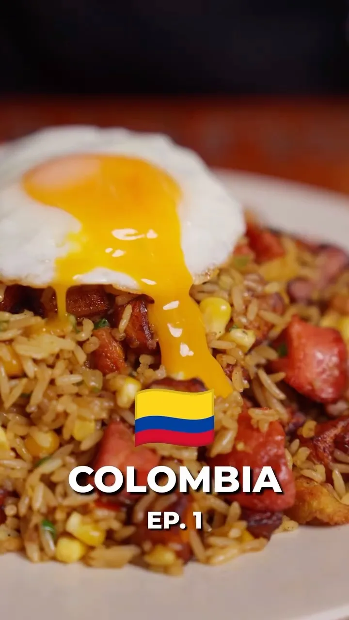 arroz-paisa-colombiano-con-chicharron-y-platano-maduro-colombian-paisa-rice-with-pork-rind-and-ripe-plantain