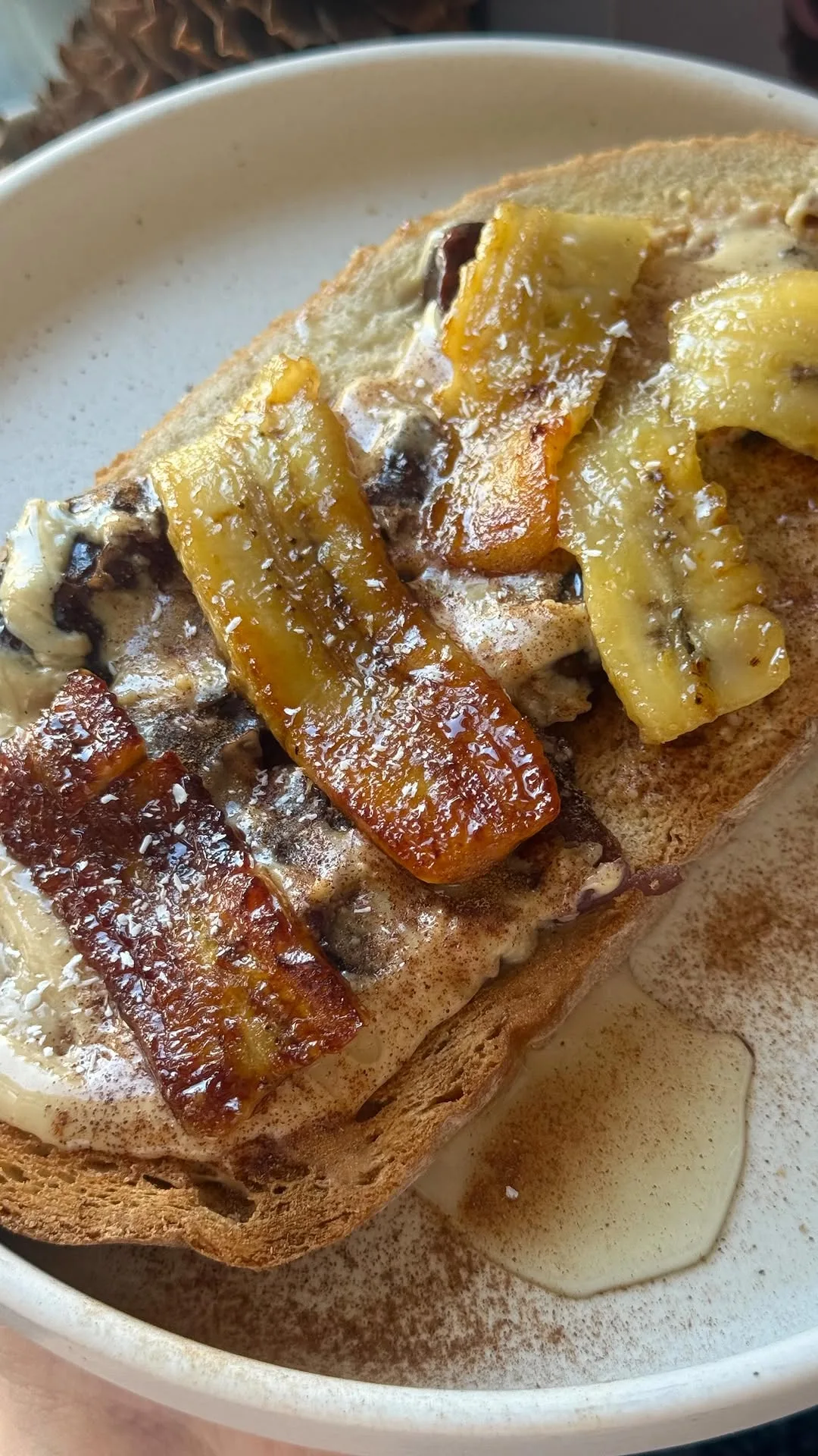 paine-cu-maia-cu-curmale-unt-de-migdale-si-banane-caramelizate