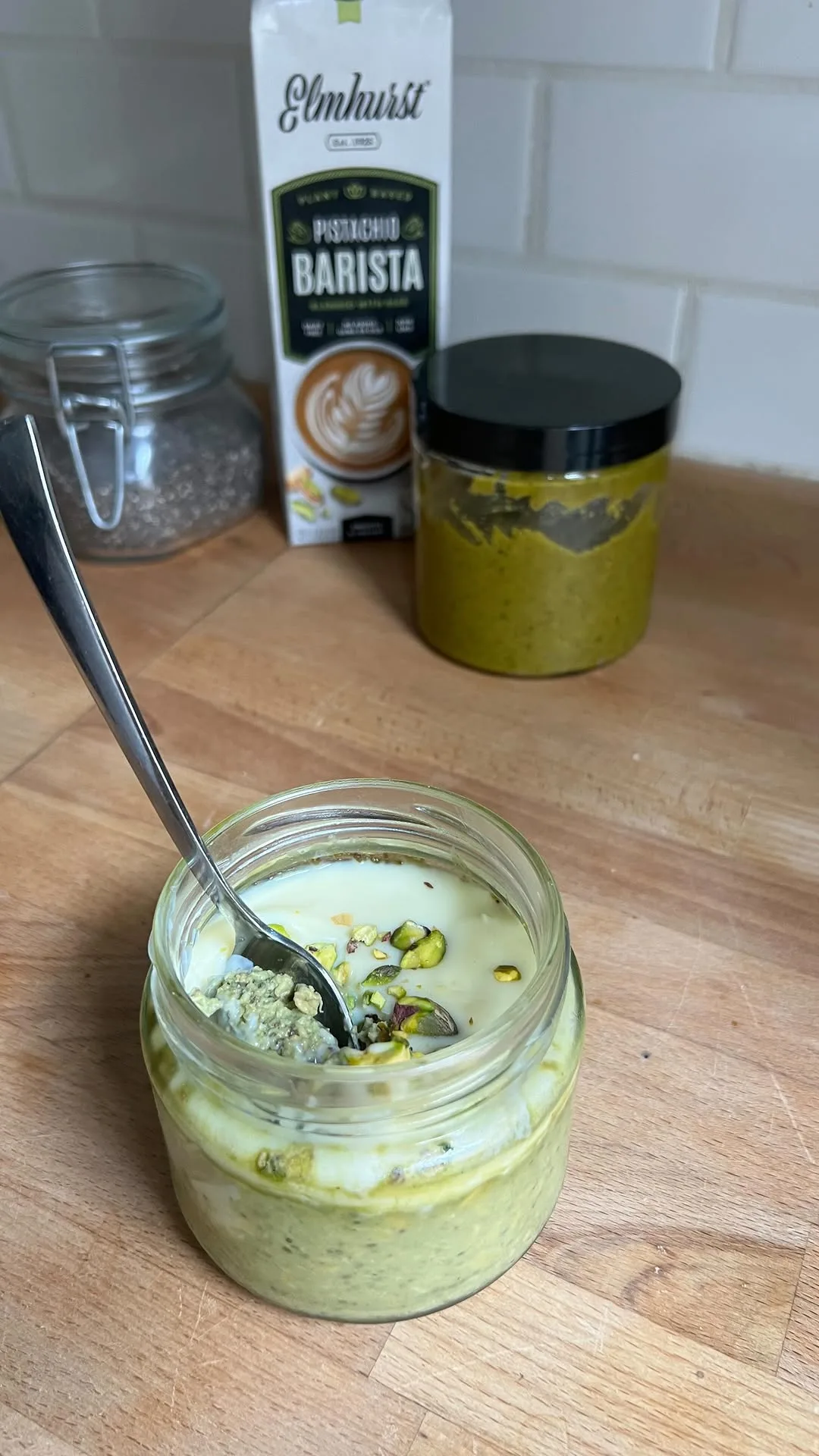 pistachio-white-chocolate-overnight-oats-(dairy-free)