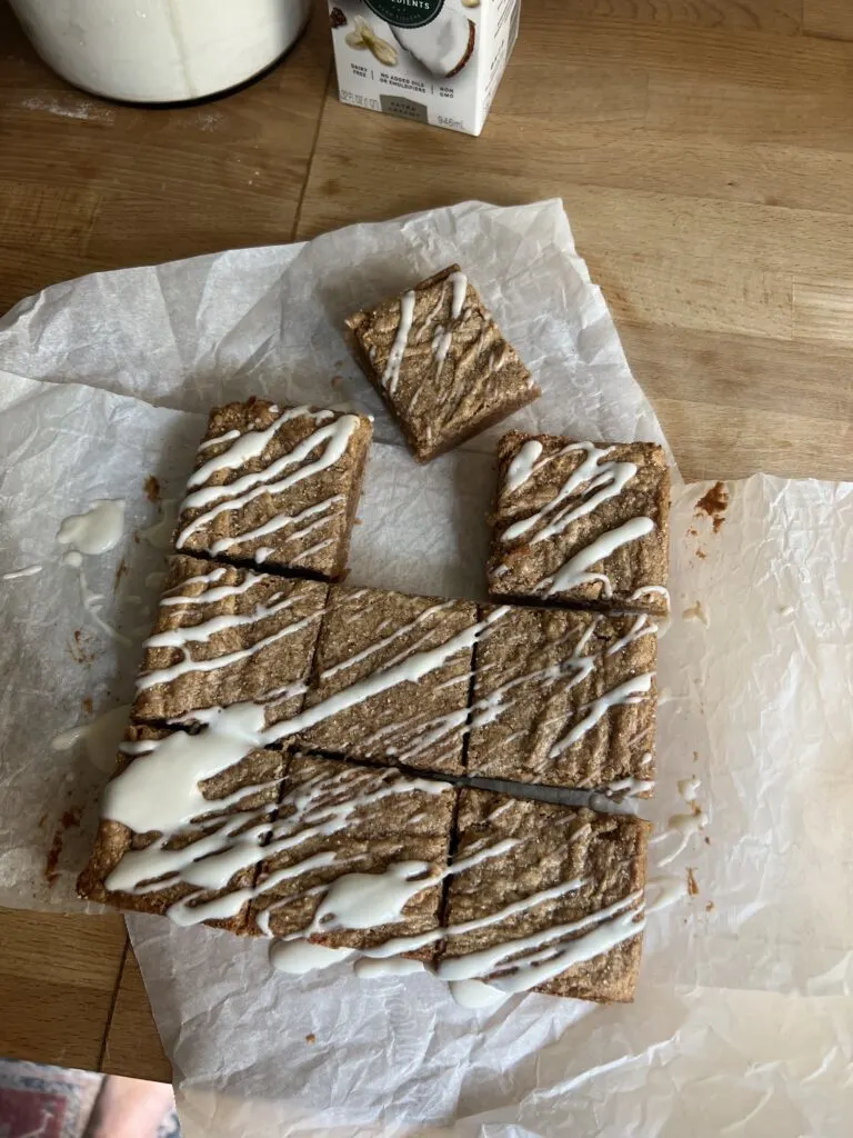vegan-cinnamon-roll-blondies