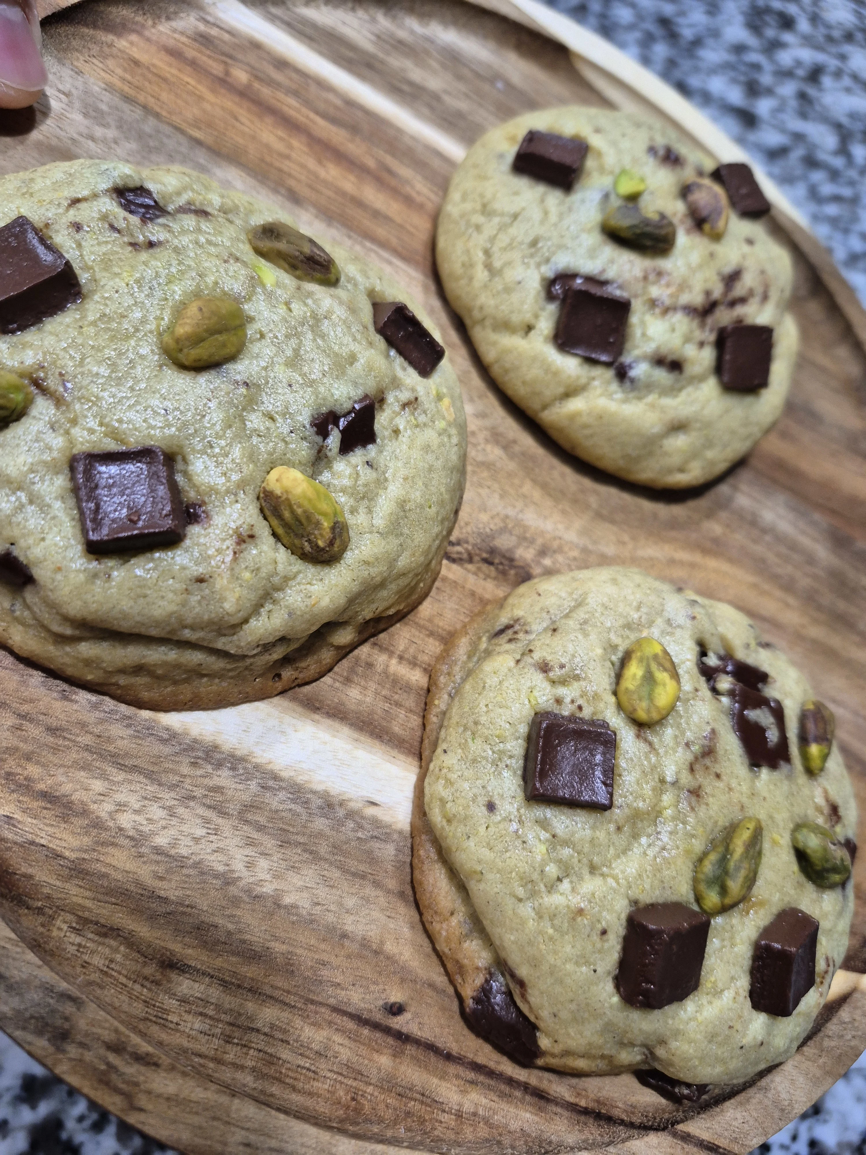pistachio-chocolate-chip-cookies
