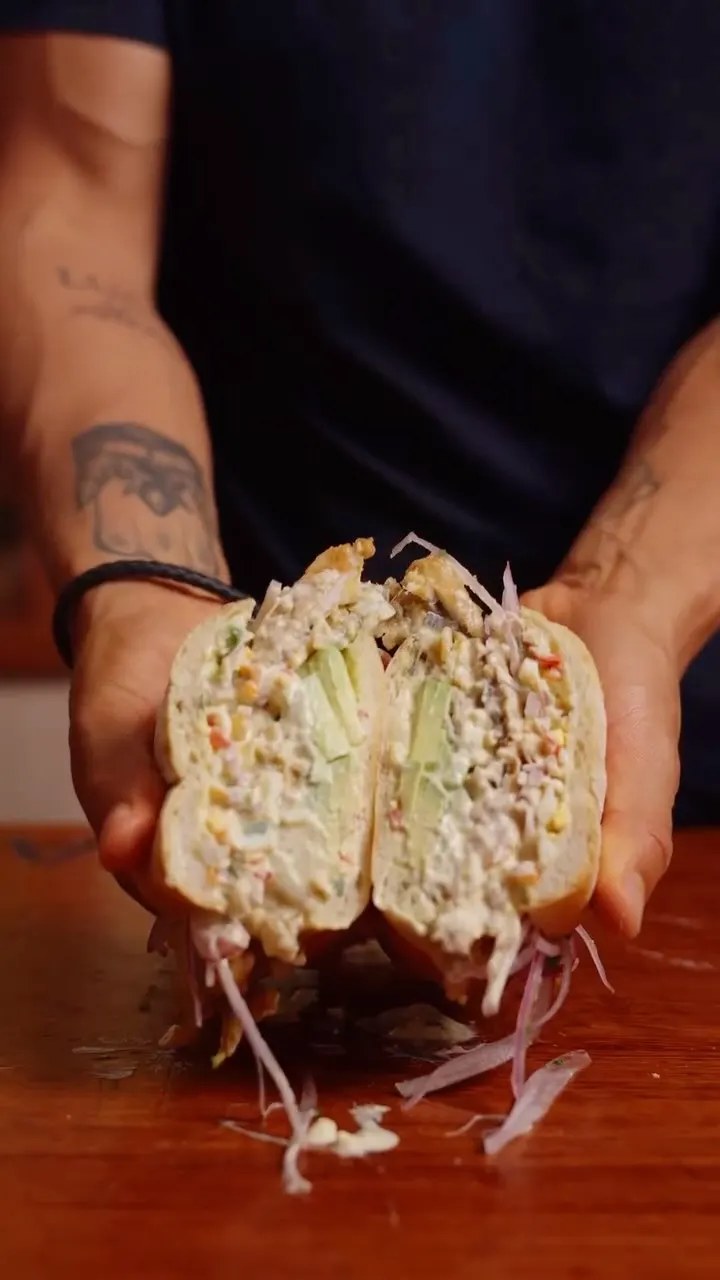 pan-con-pejerrey:-un-clasico-carretillero-bread-with-pejerrey:-a-classic-street-food-cart-dish
