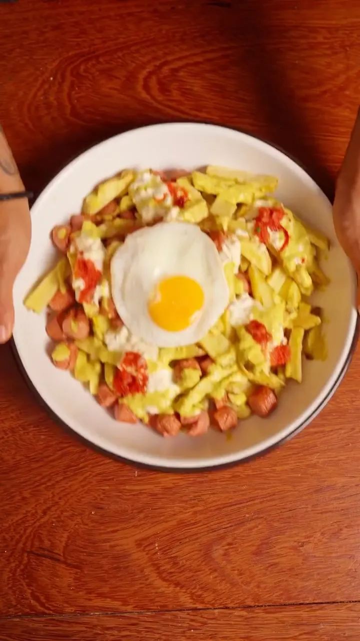 salchipapa-carretillera-con-huevo-y-salsas-especiales-street-cart-sausage-and-potatoes-with-egg-and-special-sauces