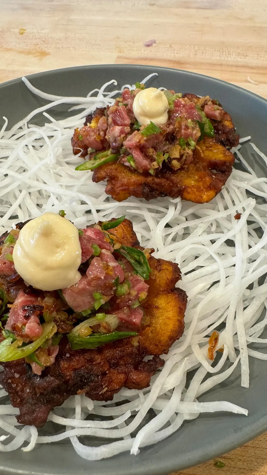 thai-inspired-beef-tartare-on-crispy-tostones-with-roasted-garlic-aioli