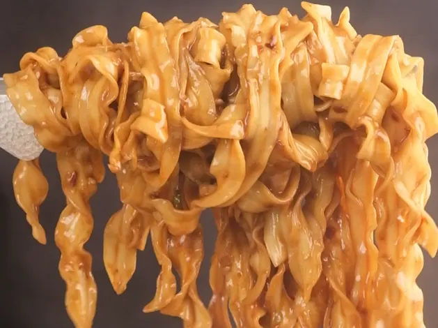 peanut-chilli-oil-noodles