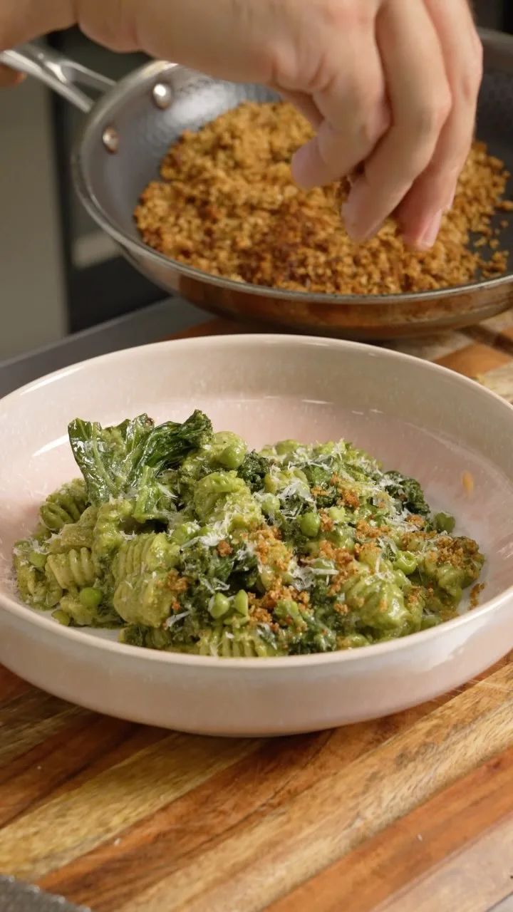 creamy-kale-and-pea-radiatori-with-crispy-pecorino-breadcrumbs