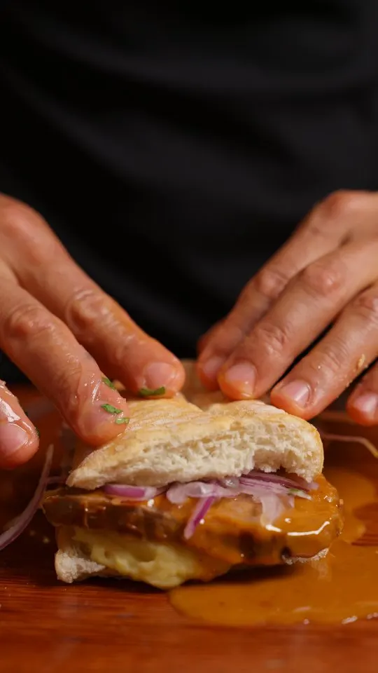 sanguche-de-asado-jugoso-con-pure-de-papa-amarilla-juicy-roast-beef-sandwich-with-yellow-potato-puree