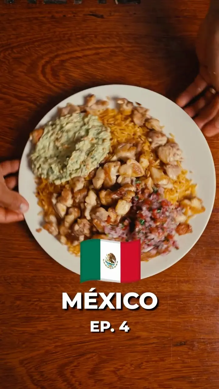 arroz-rojo-mexicano-con-pollo-dorado-guacamole-y-pico-de-gallo-mexican-red-rice-with-golden-chicken-guacamole-and-pico-de-gallo