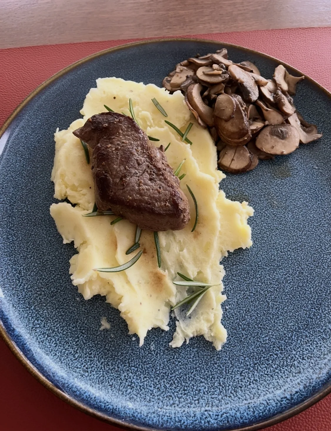 hertenbiefstuk-met-aardappelpuree-en-champignons