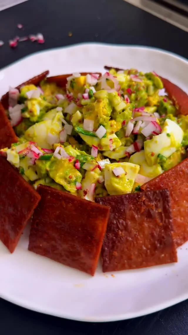 super-high-protein-egg-salad-(mayo-free)-with-crispy-saltine-crackers