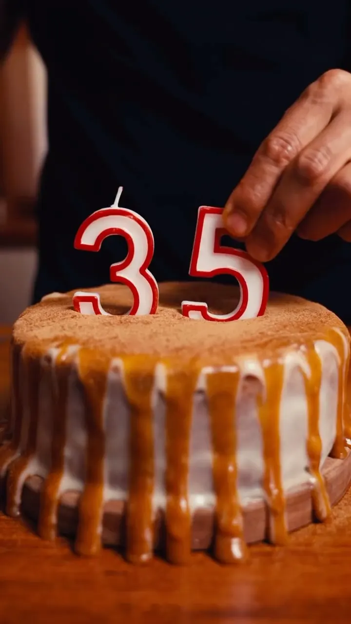 pastel-de-platano-de-cumpleanos-con-frosting-de-queso-crema-y-caramelo-especial-birthday-banana-cake-with-cream-cheese-frosting-and-special-caramel