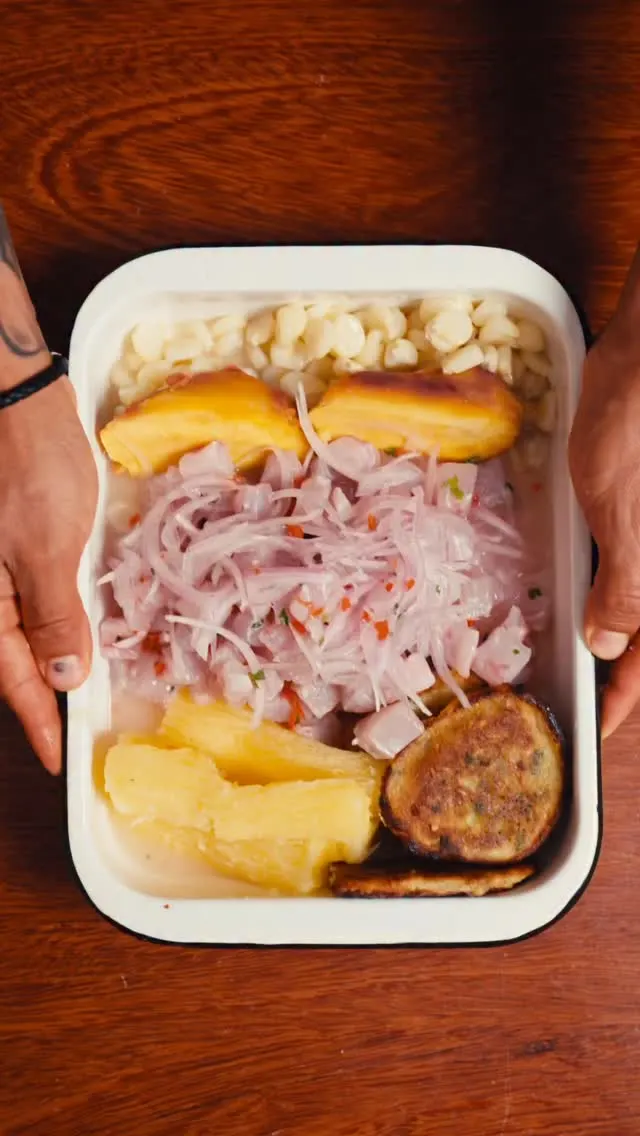 ceviche-norteno-de-charelita-con-tortitas-de-choclo-charelita's-northern-ceviche-with-corn-fritters