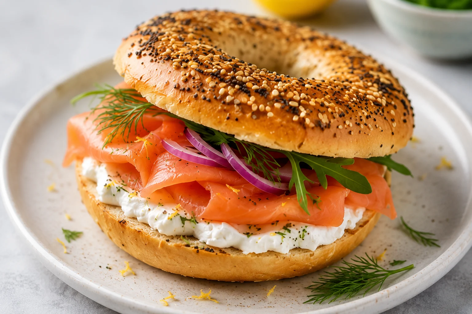 bagel-au-saumon-fume-et-tartinade-de-chevre-citronnee