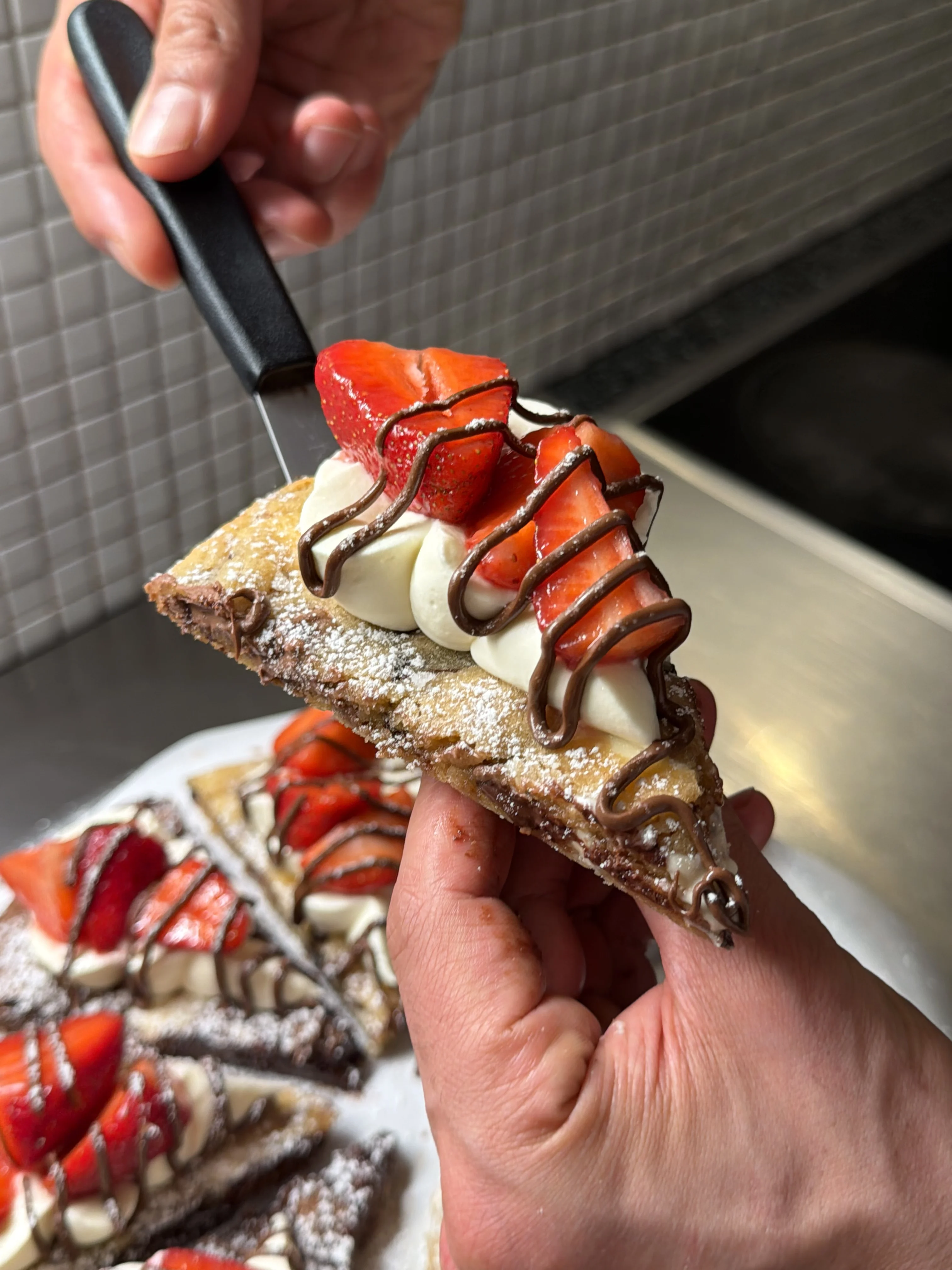 classic-chocolate-chip-cookie-pizza-(easy)