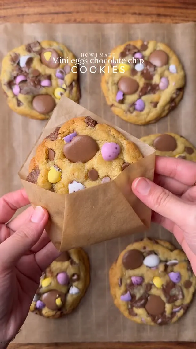 mini-eggs-chocolate-chips-cookies