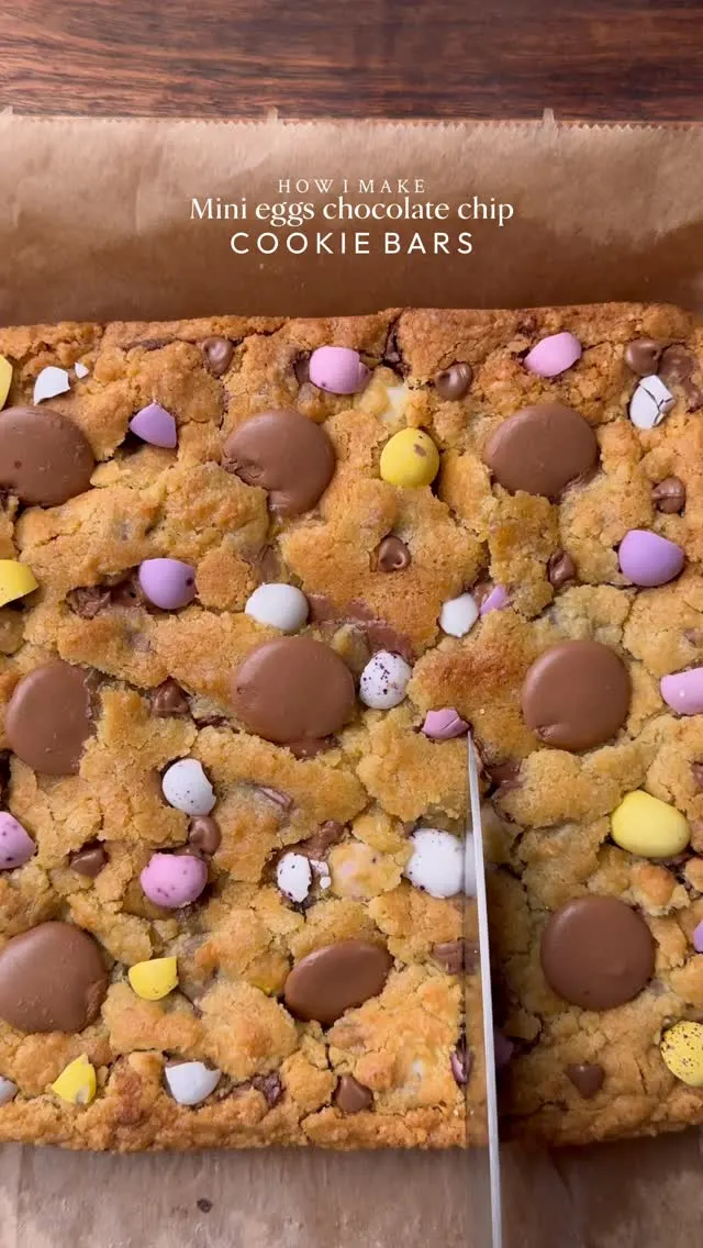 mini-eggs-chocolate-chip-cookie-bars