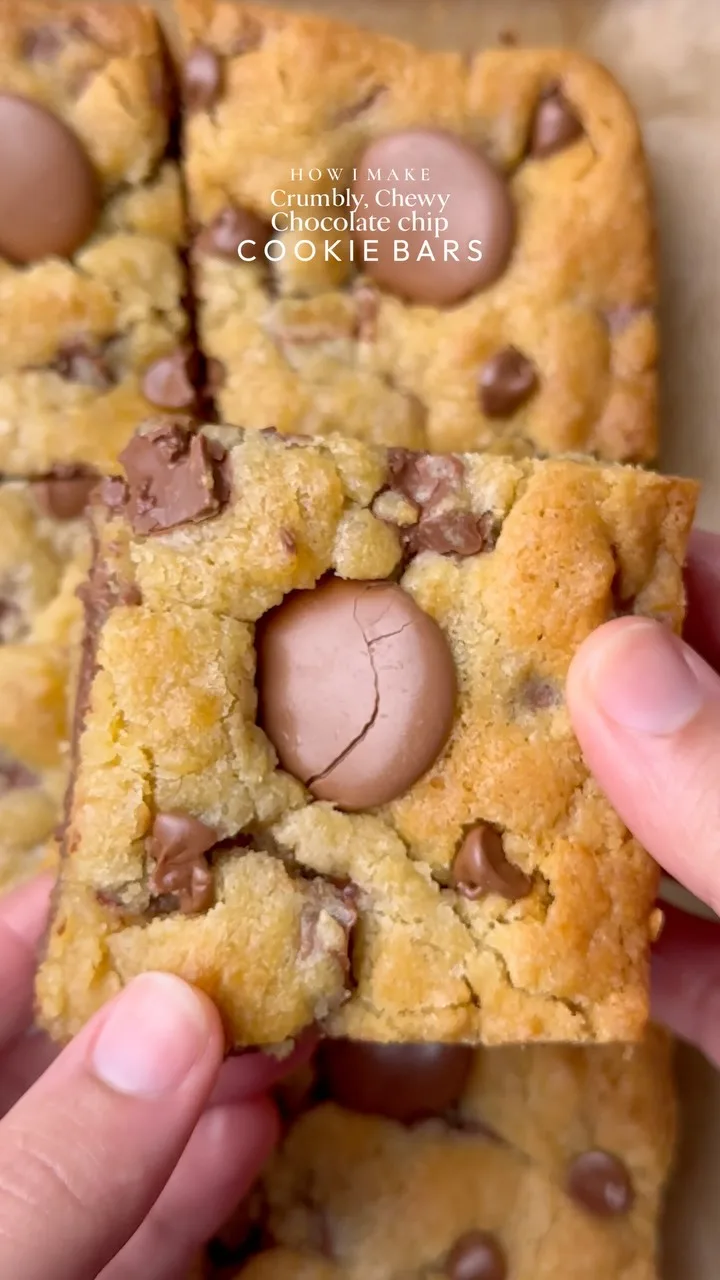 crumbly-chewy-chocolate-chips-cookie-bars