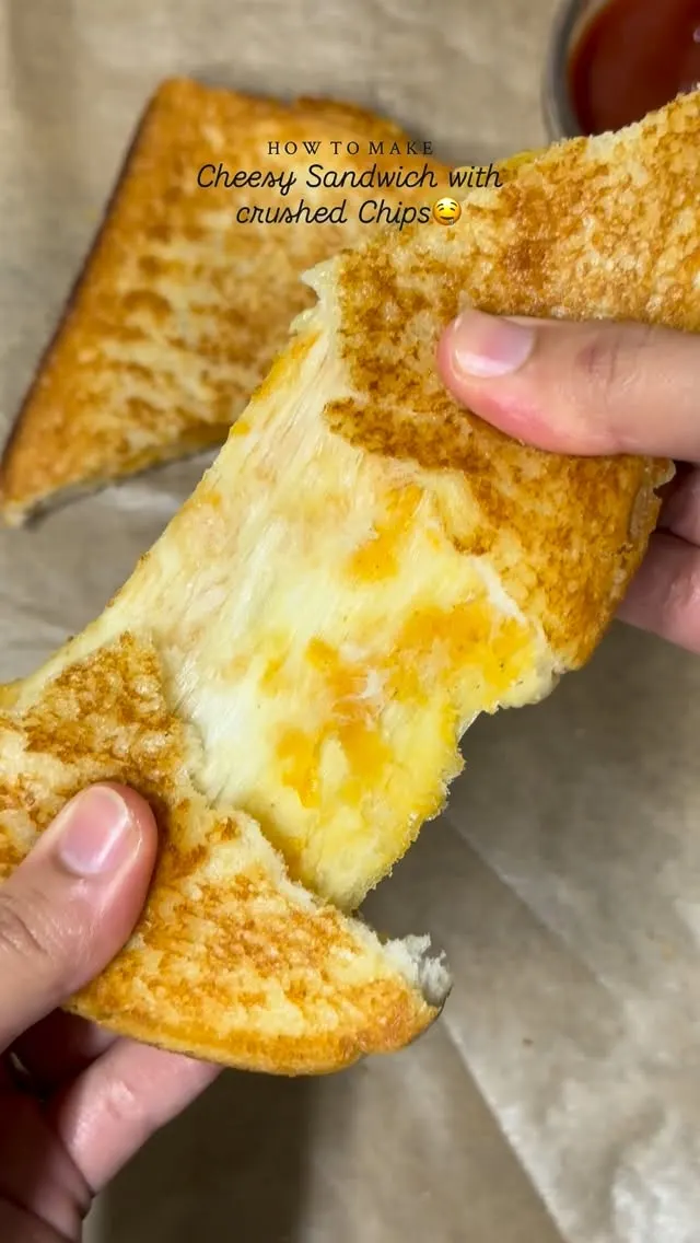 cheesy-sandwich-with-crushed-chips