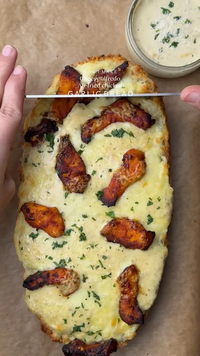 cheesy-alfredo-air-fried-chicken-garlic-bread