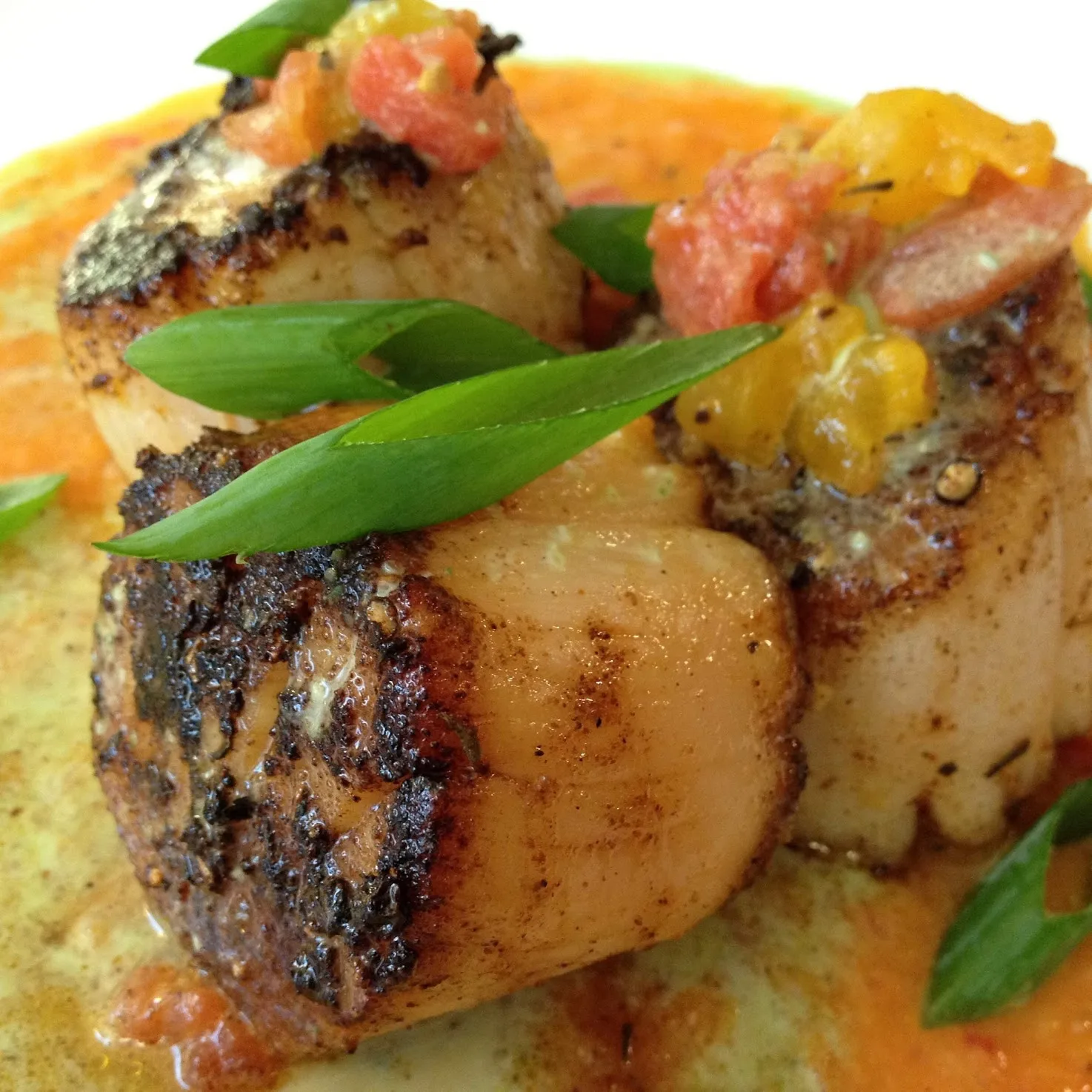 blackened-sea-scallops-with-roasted-tomato-relish-and-green-onion-vinaigrette