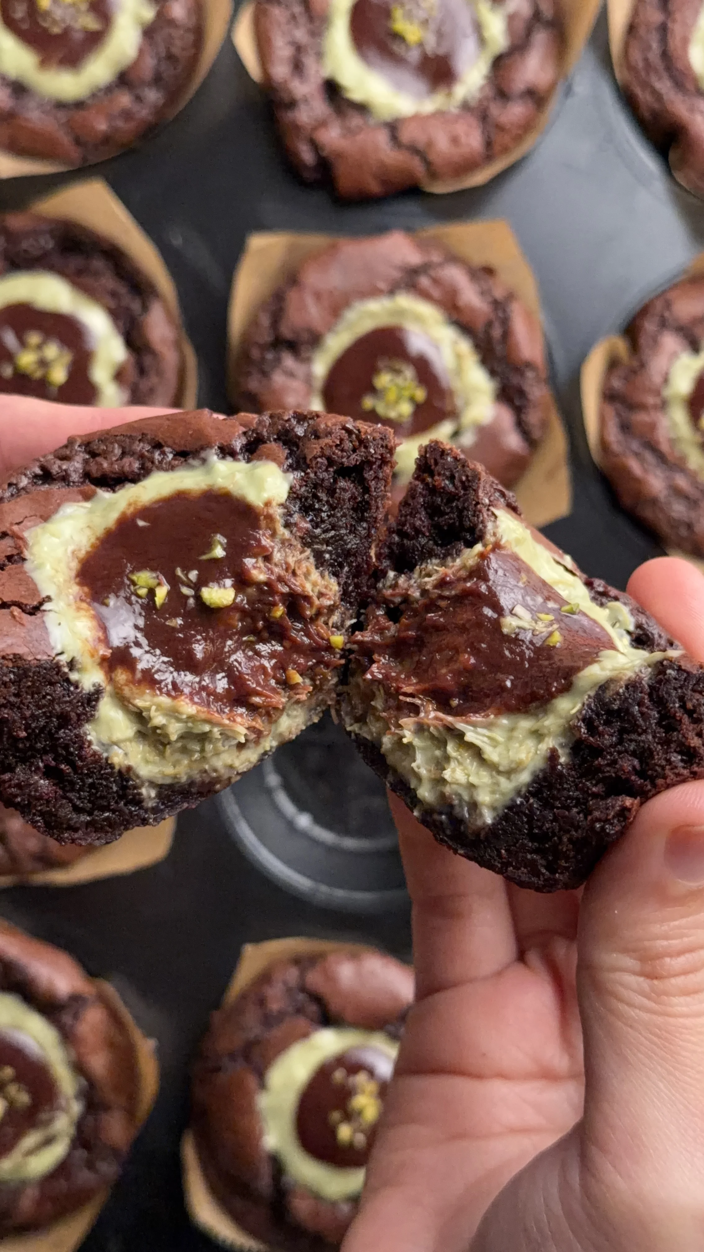chocolate-pistachio-brownie-cups