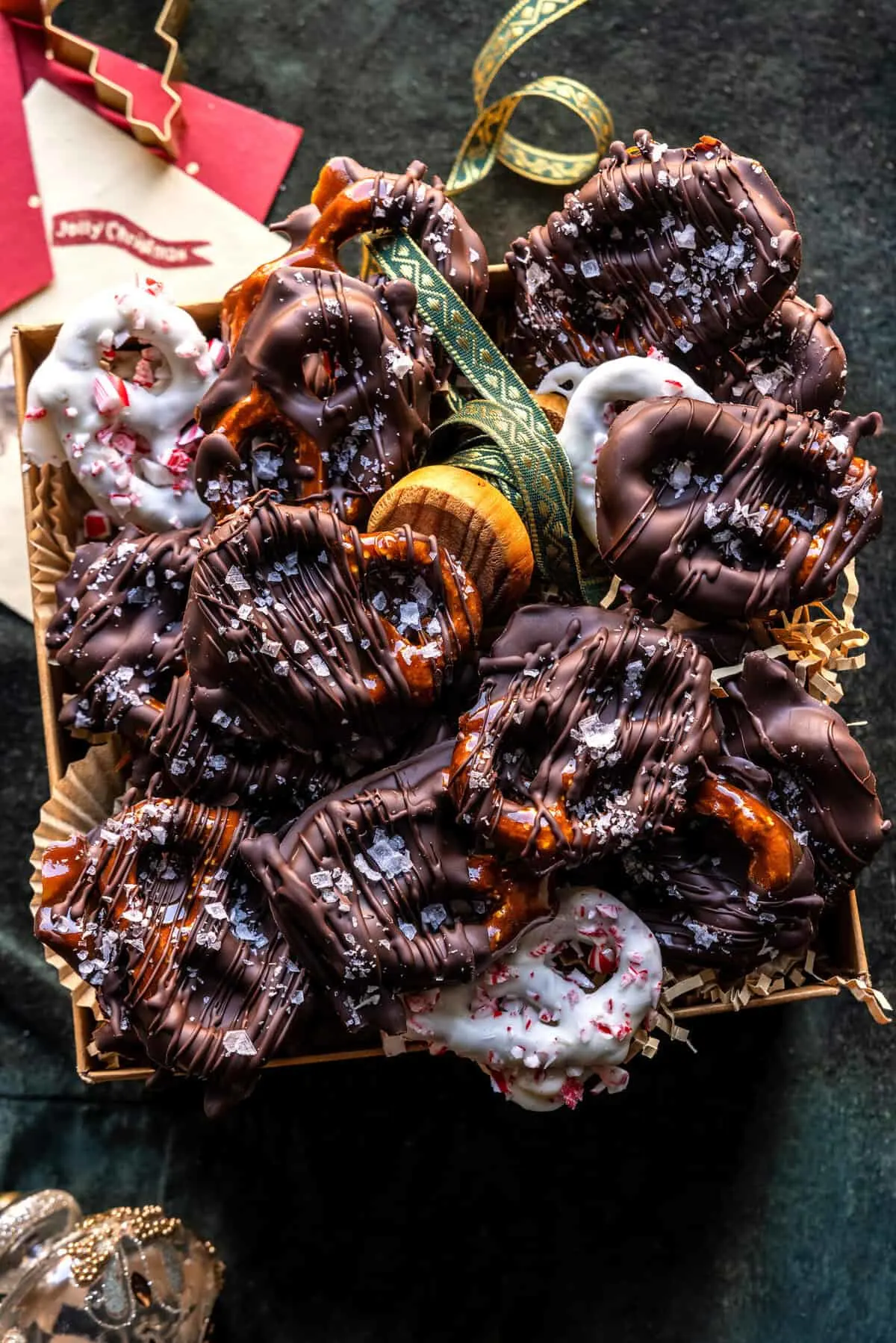 salted-caramel-brulee-chocolate-pretzels