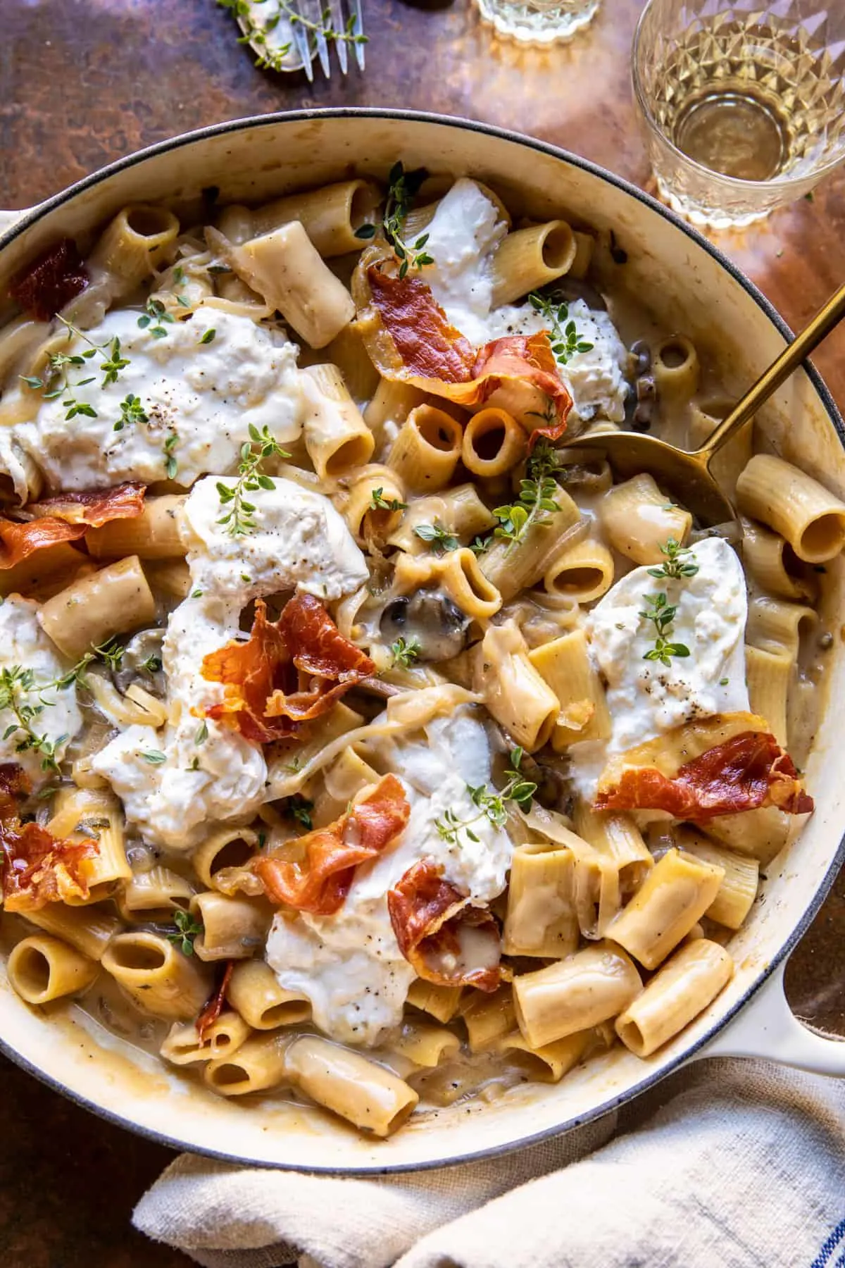 one-pot-french-onion-pasta-with-crispy-prosciutto