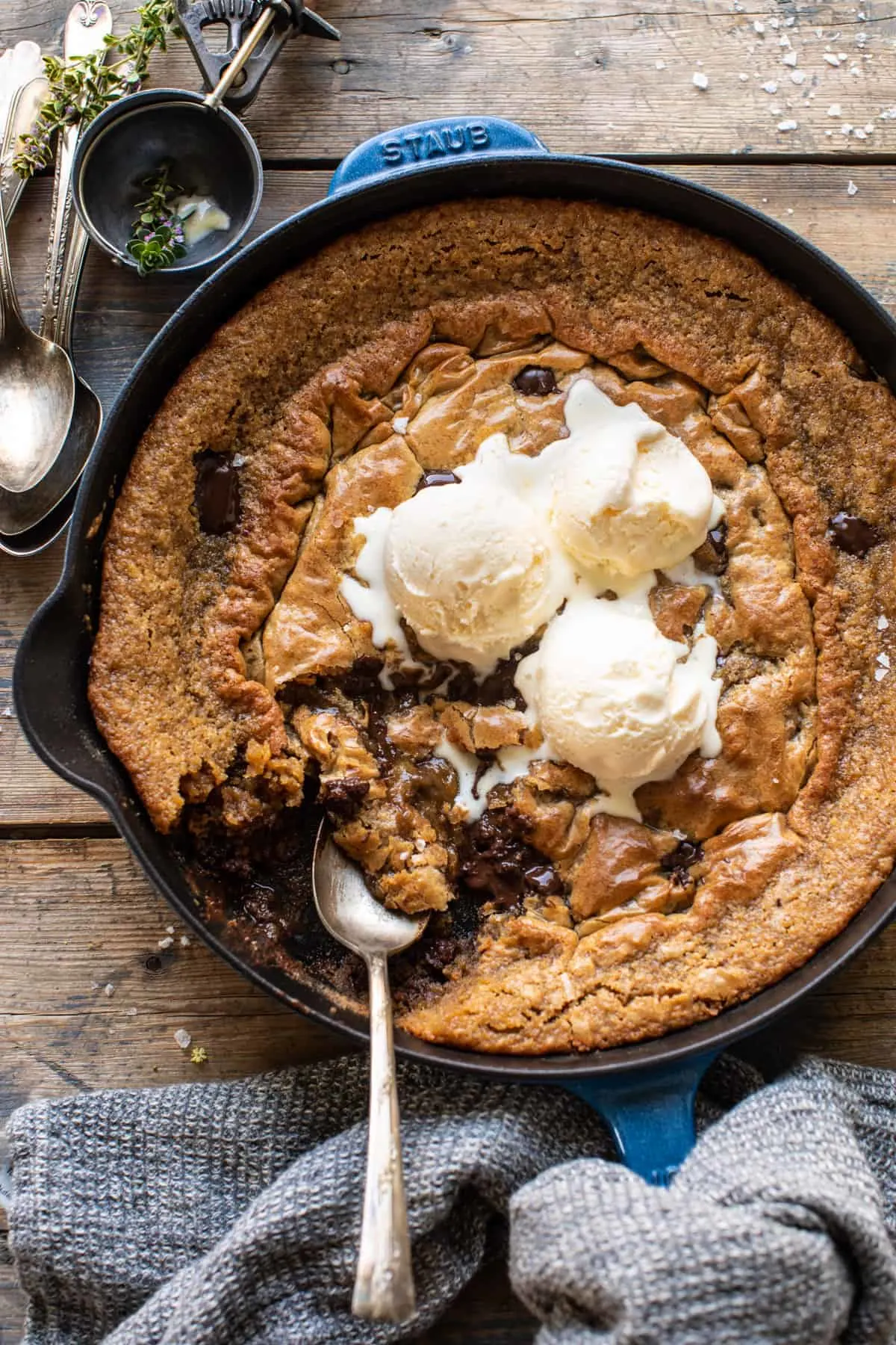 crinkle-top-chocolate-peanut-butter-skillet-blondies